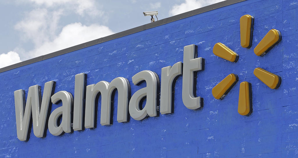 Walmart reincorpora a empacadores adultos mayores
