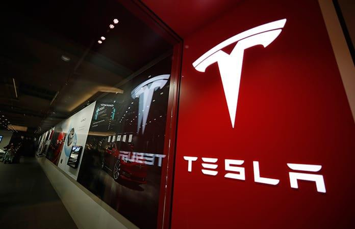 Tesla demanda por discriminacion